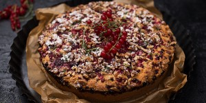 Beitragsbild des Blogbeitrags Saftiger Ribiselkuchen mit Himbeeren 