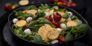 Beitragsbild des Blogbeitrags Sommersalat mit Polenta-Käsetaler