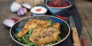 Beitragsbild des Blogbeitrags Hühnerkeulen in scharfer Kruste mit 2erlei Dips 