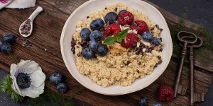 Beitragsbild des Blogbeitrags Hirse Porridge mit Beeren