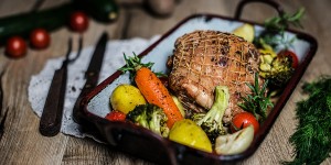 Beitragsbild des Blogbeitrags Putenrollbraten mit Schmorgemüse & Frischkäsesauce
