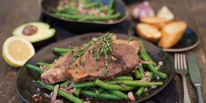 Beitragsbild des Blogbeitrags Lammkoteletts in Zitronenmarinade auf Strankerlsalat mit Avocadobruschetta 