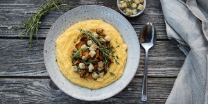 Beitragsbild des Blogbeitrags Cremige Polenta mit Schwammerl & Croutons 