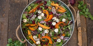 Beitragsbild des Blogbeitrags Herbstsalat mit Ziegenkäsebällchen 