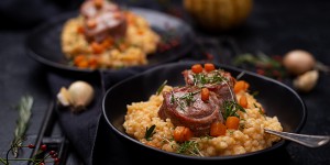Beitragsbild des Blogbeitrags Kürbisrisotto mit Schweinefilet im Speckmantel