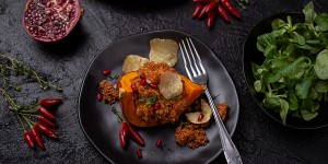 Beitragsbild des Blogbeitrags Gefüllte Kürbisecken mit Bulgur & Chipskruste