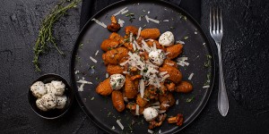 Beitragsbild des Blogbeitrags Kürbis Gnocchi mit Ziegenfrischkäse, Eierschwammerln & Rucola
