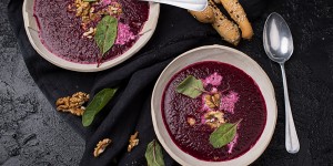 Beitragsbild des Blogbeitrags Rote Rüben Suppe mit Knusperstangerl