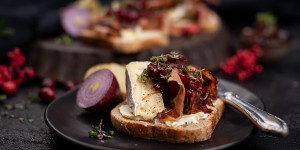 Beitragsbild des Blogbeitrags Specksandwich mit Camembert & Zwiebelchutney