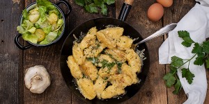 Beitragsbild des Blogbeitrags Überbackene Eiernockerl mit Endiviensalat