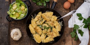 Beitragsbild des Blogbeitrags Überbackene Eiernockerl mit Endiviensalat 