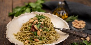 Beitragsbild des Blogbeitrags Dinkel Spaghettini mit Kräuter Nuss Pesto