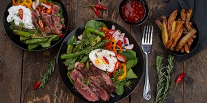 Beitragsbild des Blogbeitrags Steak Salat Bowl mit Ofenpommes 