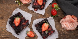 Beitragsbild des Blogbeitrags Schoko Erdbeer Brownies LOW CARB 