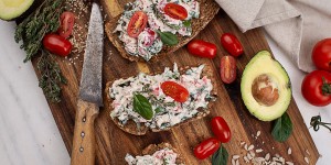 Beitragsbild des Blogbeitrags PALEO Thunfisch Aufstrich auf knusprigem Vollkornbrot