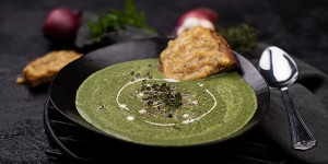 Beitragsbild des Blogbeitrags Kräuterschaumsuppe & Knusper Käsebrote