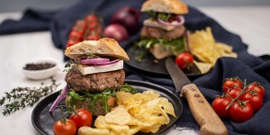 Beitragsbild des Blogbeitrags Rindfleisch Burger mit Blauschimmelkäse und Preiselbeeren 