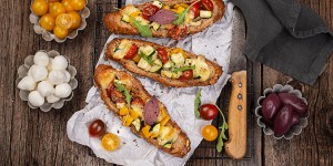 Beitragsbild des Blogbeitrags UrSpitz Crostini mit Mozzarella & Sommergemüse