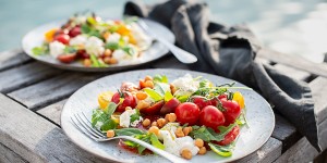 Beitragsbild des Blogbeitrags Burrata mit Tomatenraritäten, Basilikumdressing & Backerbsen