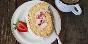 Beitragsbild des Blogbeitrags Cremige Erdbeerroulade
