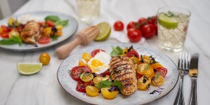 Beitragsbild des Blogbeitrags Hühnerfilets mit Chili-Dudler Marinade & Tomatensalat