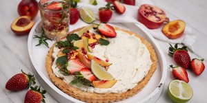 Beitragsbild des Blogbeitrags Dinkeltarte mit Sommerfrüchten & Dudlercreme