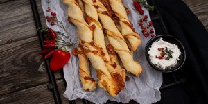 Beitragsbild des Blogbeitrags Würzige Käsestangerl mit Dip