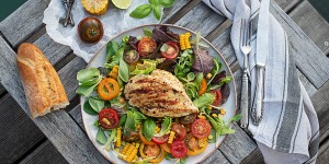 Beitragsbild des Blogbeitrags Hühnerfilets vom Grill mit Honig Knoblauch Marinade, gegrilltem Mais & Salat