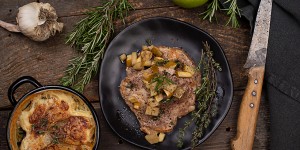 Beitragsbild des Blogbeitrags Schweinsschopf mit Apfel Thymian Sauce & Kartoffelgratin