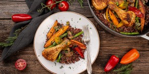 Beitragsbild des Blogbeitrags Rote Reispfanne mit Erntegemüse & Huhn