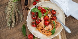 Beitragsbild des Blogbeitrags Chili Nudel Bowl mit Lachs, Tomaten & Joghurt Knoblauch Dressing 