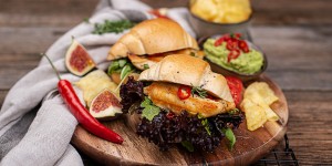 Beitragsbild des Blogbeitrags Spicy Hühner Sandwiches mit Avocado-Chili-Dip & Naturals 
