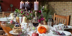 Beitragsbild des Blogbeitrags Herbstkränze – Farbenpracht am Tisch