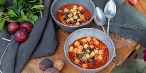 Beitragsbild des Blogbeitrags Gefüllte Paprikasuppe mit Croutons und Backerbsen 