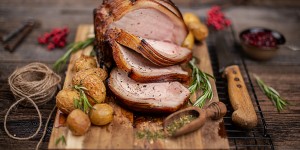 Beitragsbild des Blogbeitrags Schweinsbraten mit Dudler Marinade & Knuspererdäpfeln aus dem Ofen