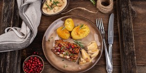 Beitragsbild des Blogbeitrags Veganer Braten mit Rosmarin Kartoffeln & Pilz Rahm Sauce 