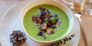 Beitragsbild des Blogbeitrags Erbsensuppe mit Kohlsprossen & Speck