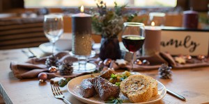 Beitragsbild des Blogbeitrags Pikante Kräuter-Biskuitrolle mit Rinderfilet