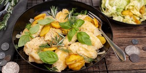 Beitragsbild des Blogbeitrags Geröstete Eiernockerl mit Erdäpfeln & Salat