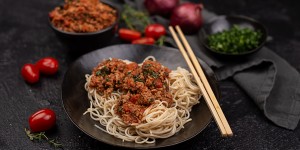 Beitragsbild des Blogbeitrags Asia Bolognese mit Mie Eiernudeln 