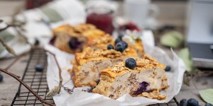 Beitragsbild des Blogbeitrags Leichter Frühstücks Kaffee Cheesecake mit Blaubeeren & Müsli *zuckerfrei