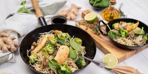 Beitragsbild des Blogbeitrags Gebratene Nudeln mit Huhn und Gemüse