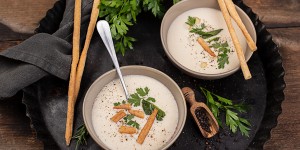 Beitragsbild des Blogbeitrags Krenschaumsuppe mit Knusper Grissini 