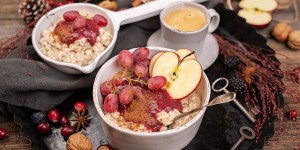 Beitragsbild des Blogbeitrags Gesunder Porridge mit Beeren Zwetschgen Röster
