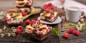 Beitragsbild des Blogbeitrags Schoko Himbeer Cheesecake Brownies