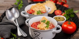Beitragsbild des Blogbeitrags Tomatensuppe mit Parmesancrackern, Nudeln & Kräuterpesto