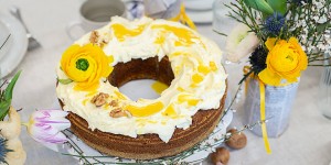 Beitragsbild des Blogbeitrags Karotten Kuchen mit Orangen-Eierlikör-Buttercreme 