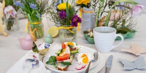 Beitragsbild des Blogbeitrags Eggs Benedict Brote mit Avocado, Ei, Tomate & Sauce Hollandaise