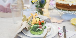 Beitragsbild des Blogbeitrags Ostersalat im Glas mit Erbsencreme und Avocado 