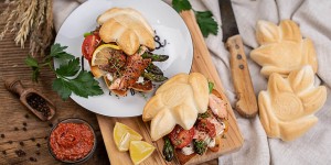 Beitragsbild des Blogbeitrags Frühlings Lachs Burger mit Spargel